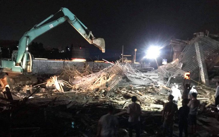 Đào bới khẩn trương suốt đêm tìm người mất tích vụ sập giàn giáo