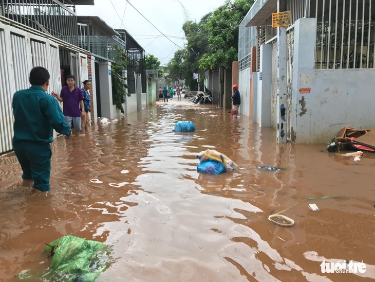 Chiến sĩ đu dây đưa người dân thoát lũ ở Tây Nguyên - Ảnh 3. Chiến sĩ đu dây đưa người dân thoát lũ ở Tây Nguyên - Ảnh 3.