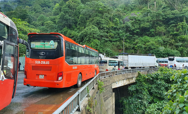 Đèo Bảo Lộc sạt lở 6 điểm, kẹt xe đông cứng gần 25km - Ảnh 1.