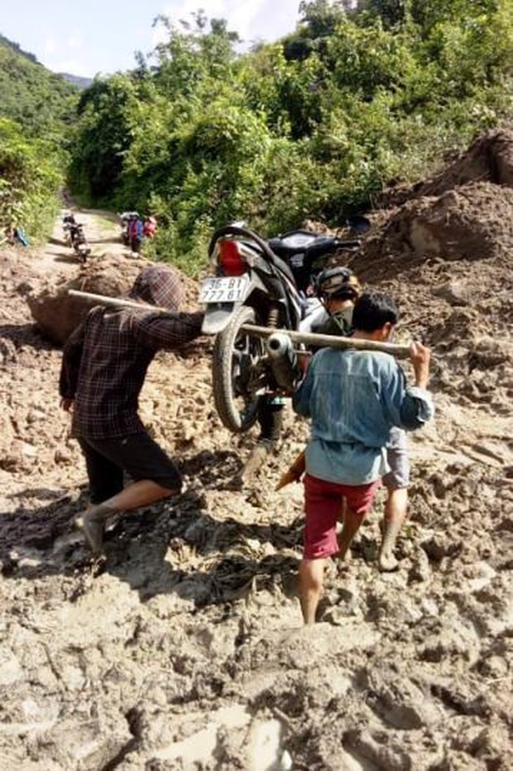 Thầy cô giáo gánh xe máy, lội bùn đến trường chuẩn bị năm học mới - Ảnh 1.