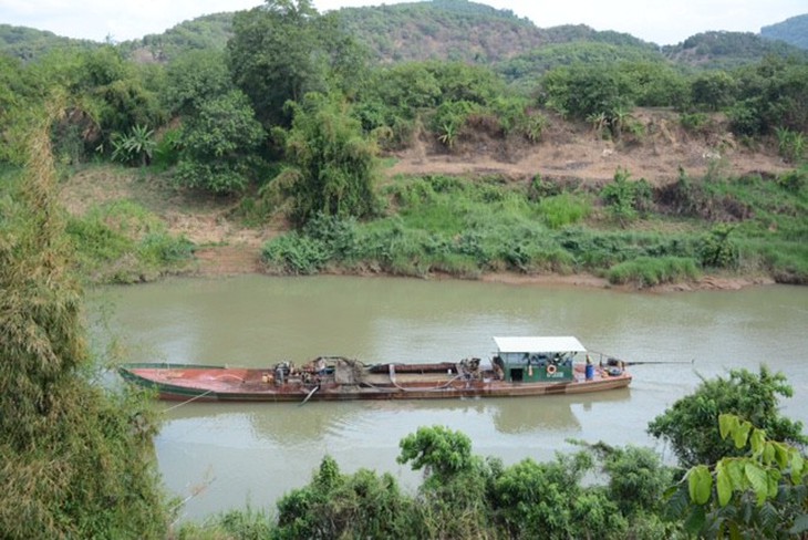 Tạm giữ 14 tàu khai thác cát trái phép trên sông Đồng Nai - Ảnh 1.