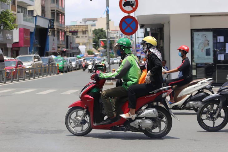 Xe ôm công nghệ phát triển làm khách đi xe buýt giảm mạnh - Ảnh 1.