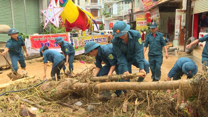 Đi ăn cưới về qua cầu tràn, gia đình 3 người bị lũ cuốn trôi - Ảnh 2.