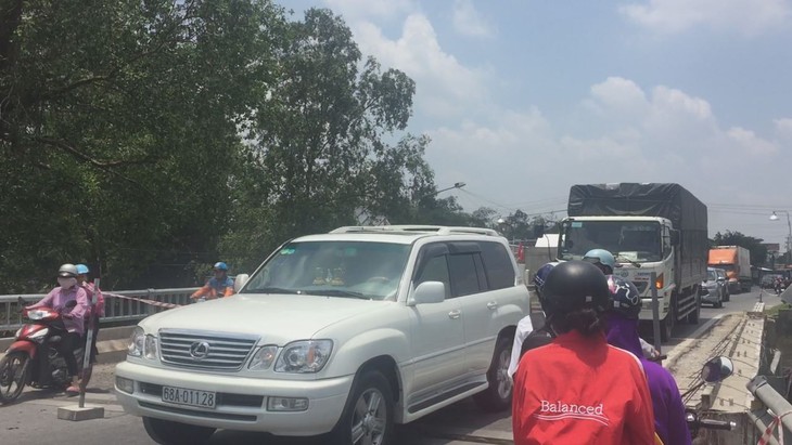 Sửa cầu tuyến quốc lộ, Đồng Tháp kẹt xe dằng dặc - Ảnh 2.