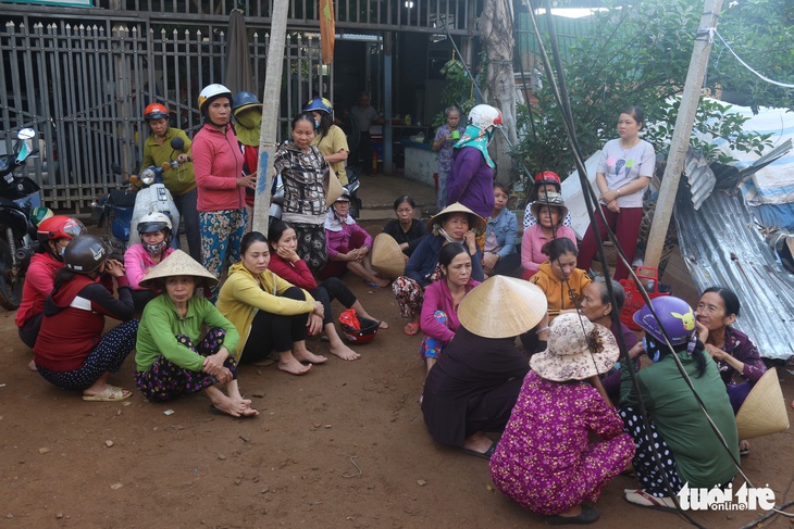 Tiểu thương bật khóc giữa tro tàn chợ Mộc Bài ở Bình Định - Ảnh 3.