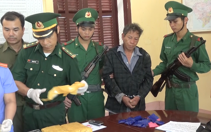 Video: Người đàn ông mang 56.000 viên ma túy, bánh heroin vượt biên giới