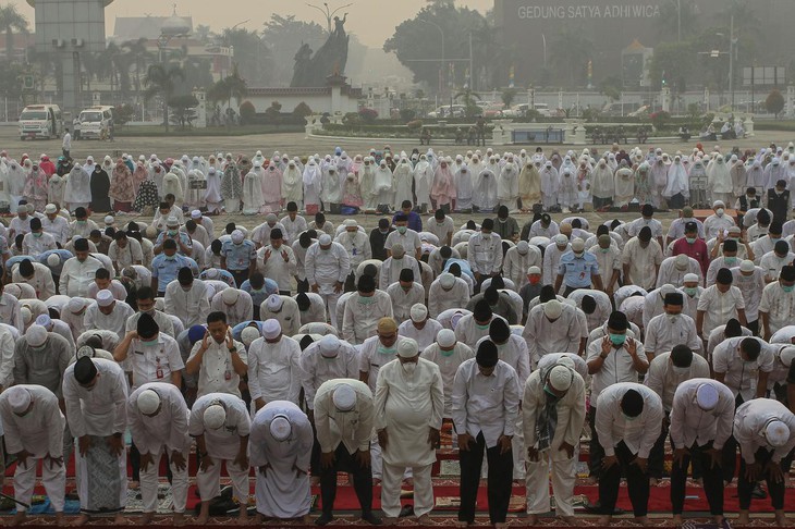 Cháy rừng dữ dội, người dân Indonesia cầu mưa trong khói mù - Ảnh 1.