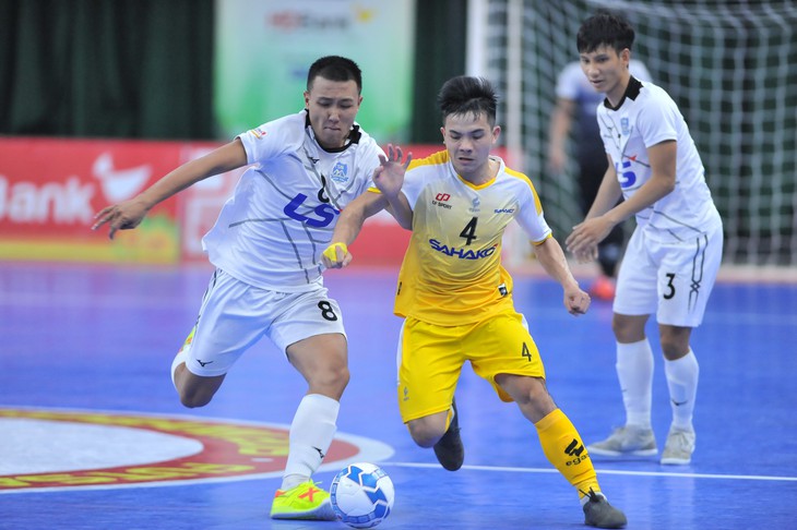 Cả ngàn khán giả xem trận đấu futsal giữa Thái Sơn Nam và Sahako - Ảnh 2.