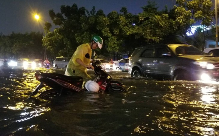 Mưa lớn, hàng loạt tuyến đường TP.HCM lại ngập sâu