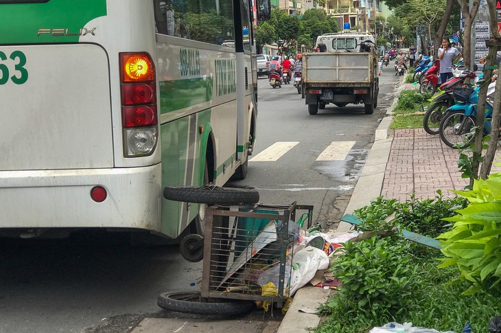 Người phụ nữ đẩy xe ve chai qua đường bị xe khách tông chết - Ảnh 2.