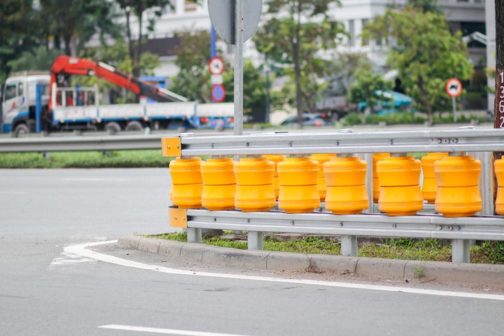 Lắp hộ lan bánh xoay trên đường Mai Chí Thọ để giảm tai nạn giao thông - Ảnh 2.