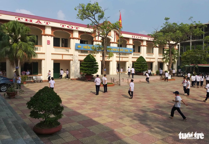 Thiếu giáo viên, 250 học sinh ngồi chơi trong giờ tiếng Anh suốt từ đầu năm học - Ảnh 1.