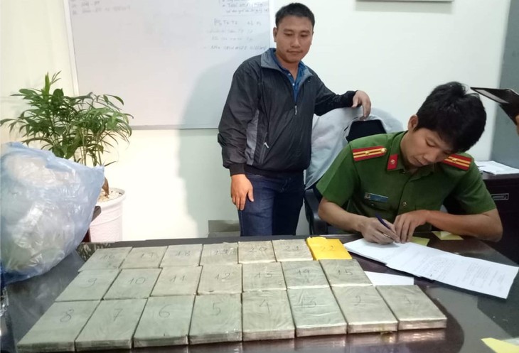 Tuyên tử hình nữ bị cáo 39 tuổi mang 22 bánh heroin về Việt Nam - Ảnh 2.