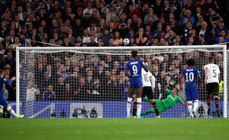 Barkley sút hỏng penalty, Chelsea gục ngã trước Valencia - Ảnh 2.