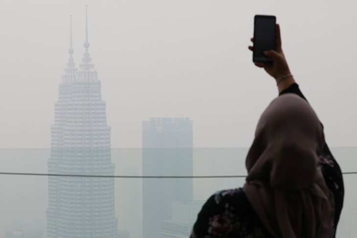 Bó tay vì khói từ Indonesia, Malaysia cầu cứu cả thần linh lẫn ASEAN - Ảnh 1. Bó tay vì khói từ Indonesia, Malaysia cầu cứu cả thần linh lẫn ASEAN - Ảnh 1.