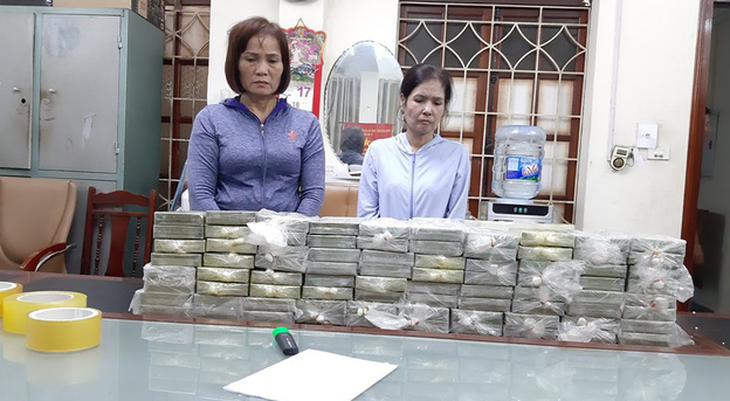 Tạm giữ khẩn cấp hai phụ nữ vận chuyển 80 bánh heroin - Ảnh 1.