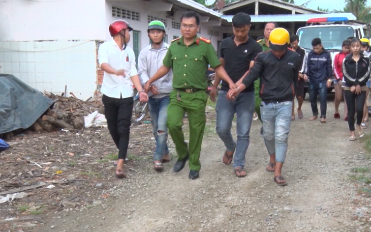 Chơi ma túy, hẹn nhau đua xe thì bị công an mật phục 