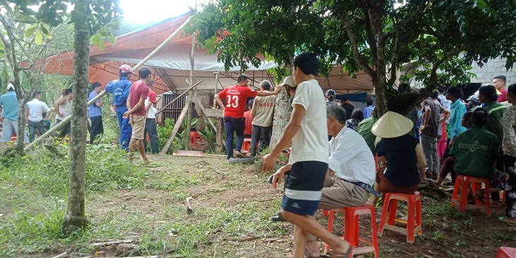 Con trai vung dao chém chết mẹ đẻ - Ảnh 1.