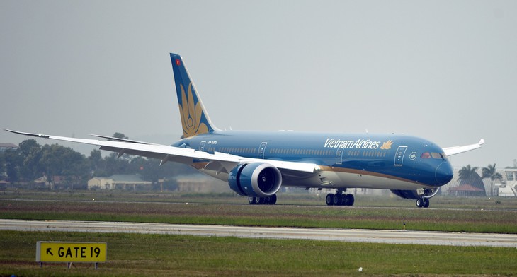 Ống lồng va vào động cơ Boeing của Vietnam Airlines, hành khách mắc kẹt tại Nga - Ảnh 1.