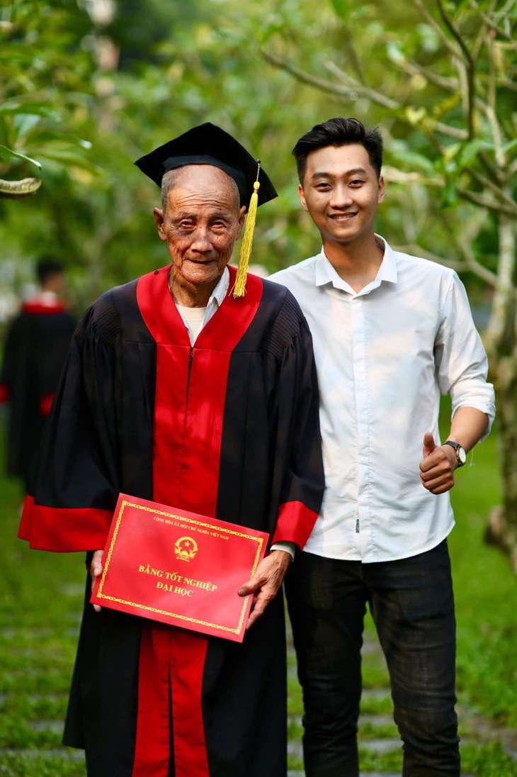 Mặc áo cử nhân cho ông nội trong ngày tốt nghiệp để tỏ lòng biết ơn - Ảnh 1. Mặc áo cử nhân cho ông nội trong ngày tốt nghiệp để tỏ lòng biết ơn - Ảnh 1.