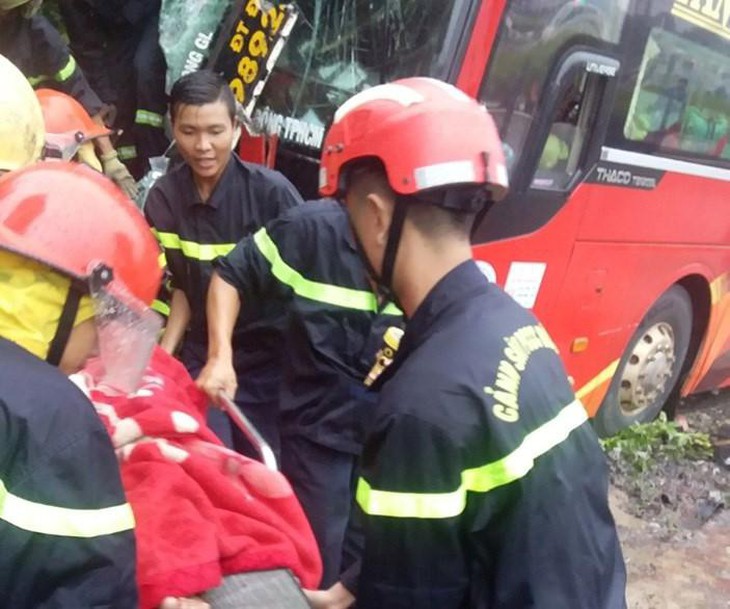 Hàng chục người kêu cứu trong xe đò bị nạn, 6 người bị thương - Ảnh 2. Hàng chục người kêu cứu trong xe đò bị nạn, 6 người bị thương - Ảnh 2.