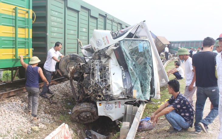 Nghẹt thở cứu tài xế mắc kẹt sau vụ tàu hàng đâm xe tải 