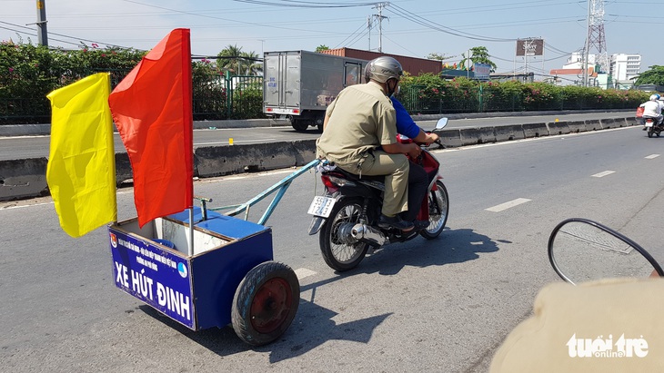 Lo đinh tặc, dân dùng nam châm thu gom và tự gắn bảng cảnh báo - Ảnh 7.