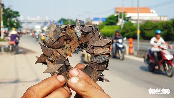 Lo đinh tặc, dân dùng nam châm thu gom và tự gắn bảng cảnh báo - Ảnh 4.