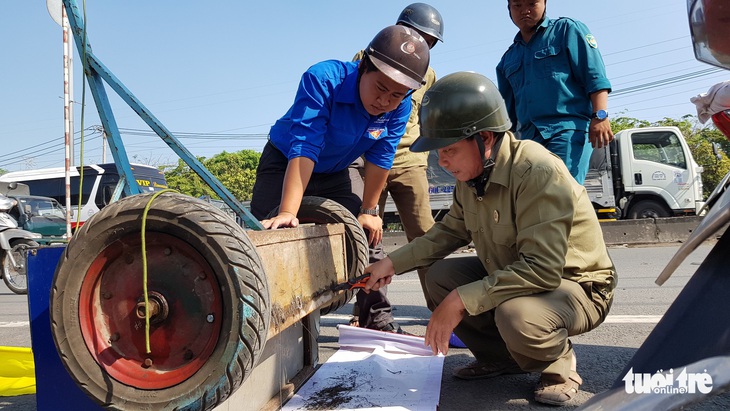 Lo đinh tặc, dân dùng nam châm thu gom và tự gắn bảng cảnh báo - Ảnh 8.