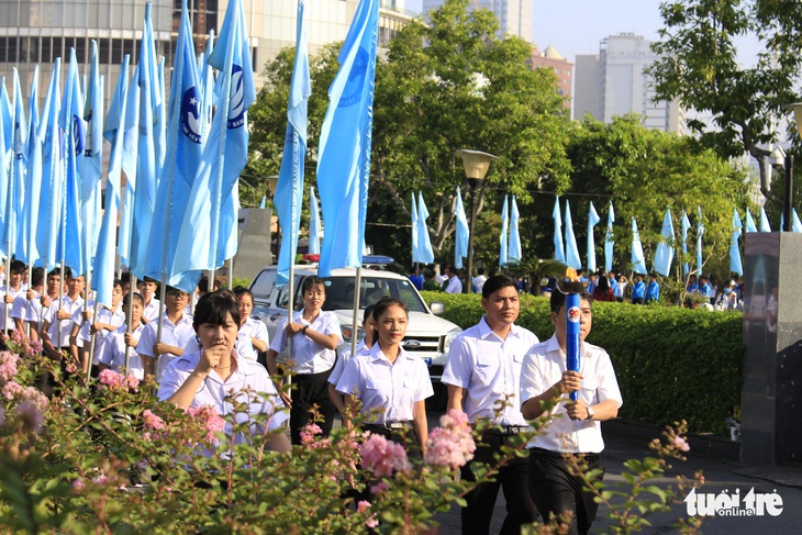 Tiểu Vy, Bình Minh rước đuốc phát động kỷ niệm ngày 3-2 - Ảnh 5.