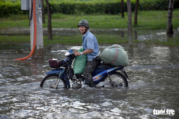 Van ngăn triều kẹt gây ngập nặng đợt triều đầu mùa - Ảnh 3.