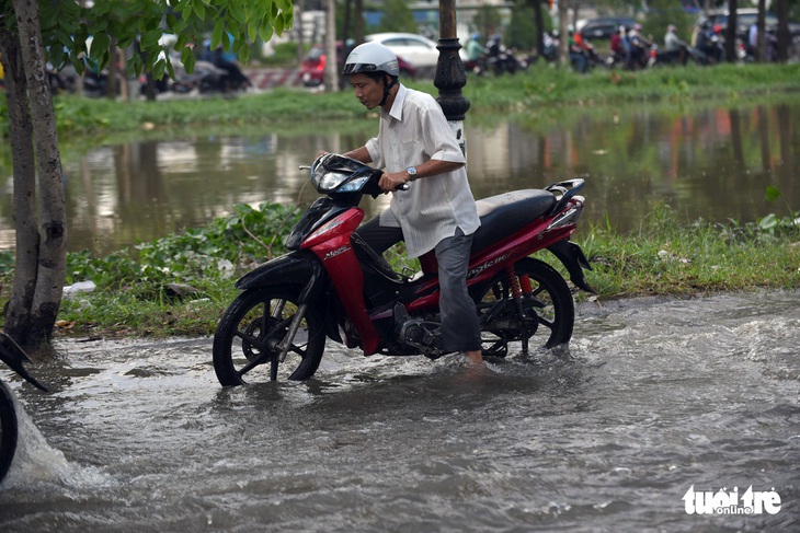 Van ngăn triều kẹt gây ngập nặng đợt triều đầu mùa - Ảnh 1.