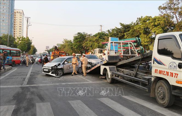 Xe sang Lexus húc đuôi xe Hyundai gây tai nạn liên hoàn - Ảnh 2.