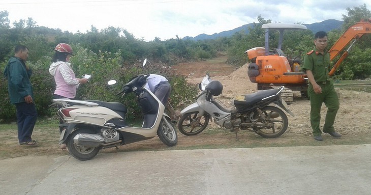 Trên cho dân làm đường vào nghĩa trang, dưới ách lại - Ảnh 1.