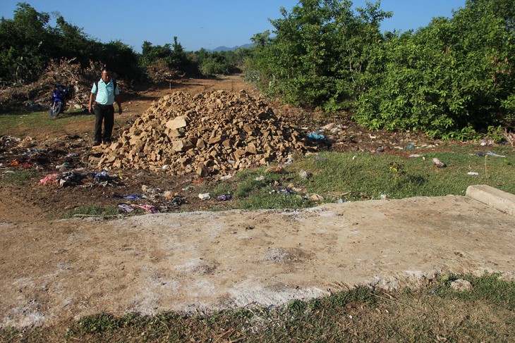 Trên cho dân làm đường vào nghĩa trang, dưới ách lại - Ảnh 2.