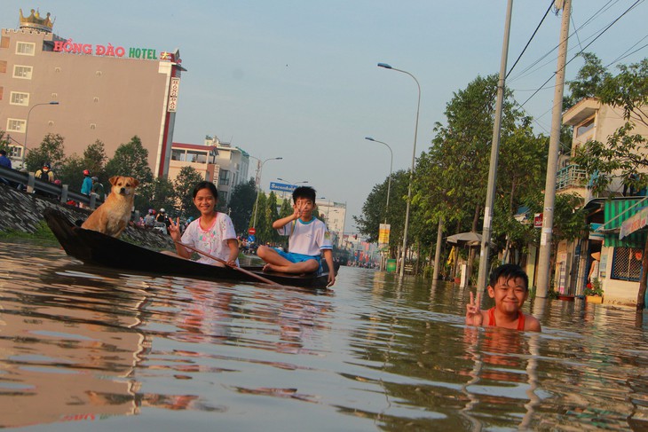 Ngập lịch sử, cả Cần Thơ và Vĩnh Long lênh láng nước trên phố - Ảnh 6.