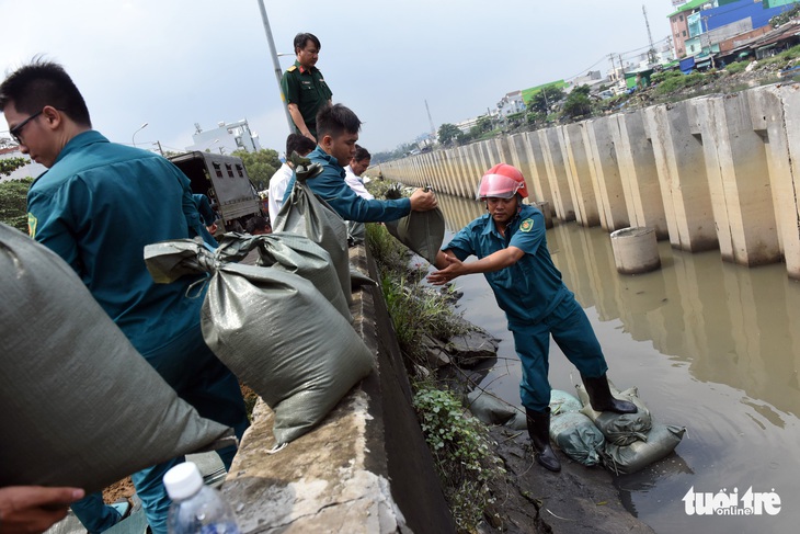 Khẩn trương khắc phục tường bao bị sập ở bến Mễ Cốc - Ảnh 1.