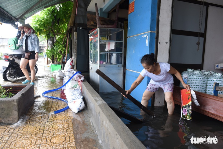 Triều cường tại TP.HCM lập kỷ lục mới 1,77m, người dân lưu ý giờ tan tầm - Ảnh 2.