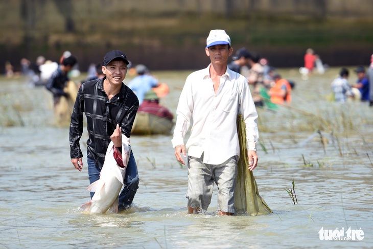 Thủy điện Trị An ngưng xả tràn, ngàn người tranh nhau bắt cá dưới chân đập - Ảnh 4.