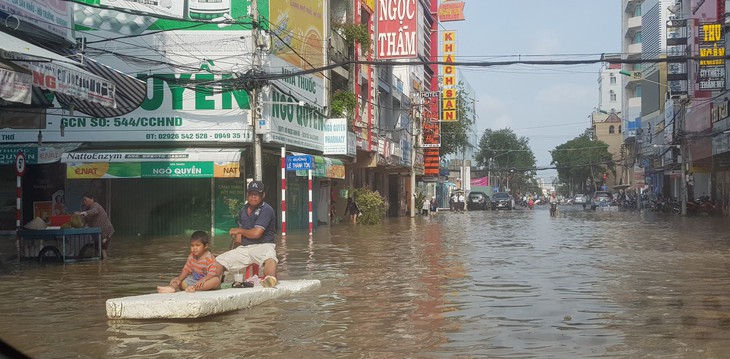 Ngập lịch sử, cả Cần Thơ và Vĩnh Long lênh láng nước trên phố - Ảnh 2.