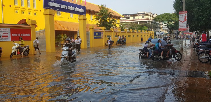 Cần Thơ cho học sinh nghỉ học ngày 1-10 do triều cường - Ảnh 1.