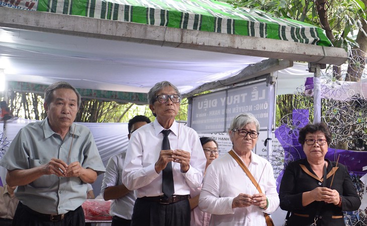 Nguyên Chủ tịch nước Trương Tấn Sang và lãnh đạo TP.HCM viếng ông Nguyễn Hữu Hạnh - Ảnh 3.