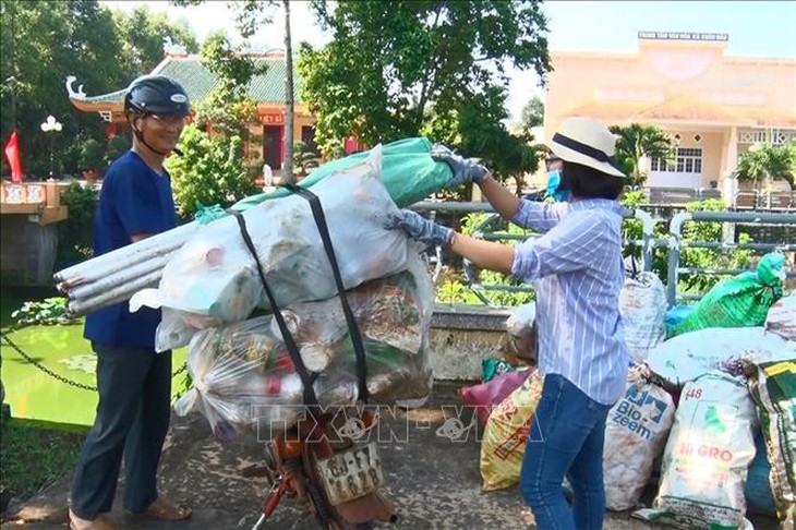 Đổi rác thải nguy hại lấy sách vở cho học sinh ở Cẩm Mỹ - Ảnh 1.