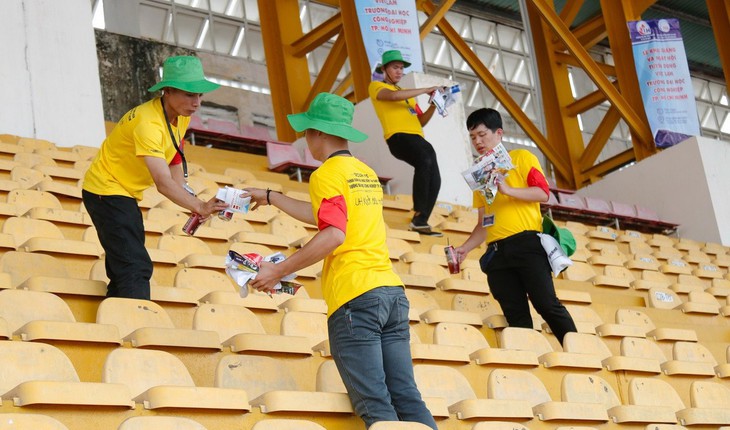 Ngàn người xả rác, vài chục người cong lưng dọn sau lễ khai giảng - Ảnh 1.