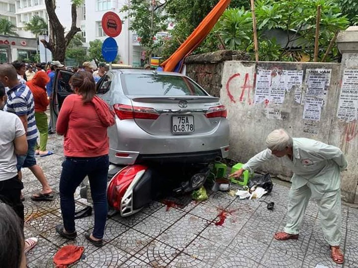 Nữ tài xế đạp nhầm chân ga, tông 3 người bị thương - Ảnh 1. Nữ tài xế đạp nhầm chân ga, tông 3 người bị thương - Ảnh 1.