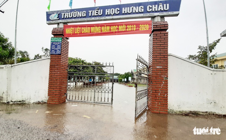 Các cô giáo Nghệ An đội mưa chuẩn bị sân khấu khai giảng - Ảnh 3. Các cô giáo Nghệ An đội mưa chuẩn bị sân khấu khai giảng - Ảnh 3.