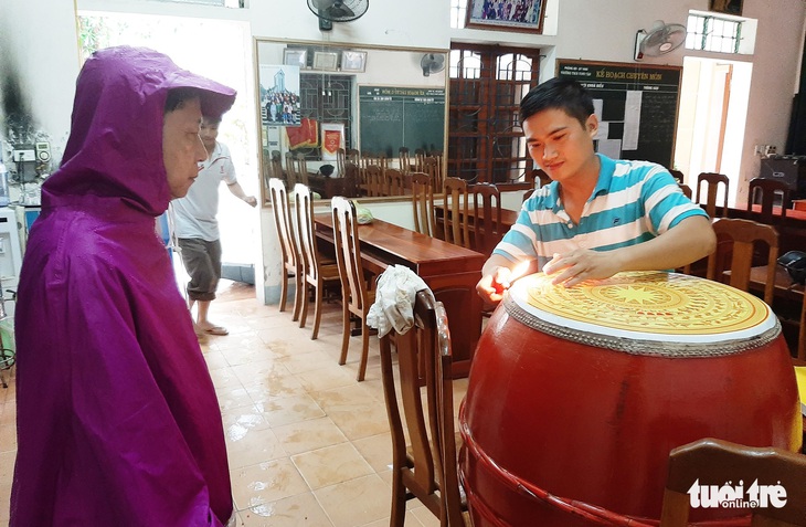 Các cô giáo Nghệ An đội mưa chuẩn bị sân khấu khai giảng - Ảnh 4. Các cô giáo Nghệ An đội mưa chuẩn bị sân khấu khai giảng - Ảnh 4.