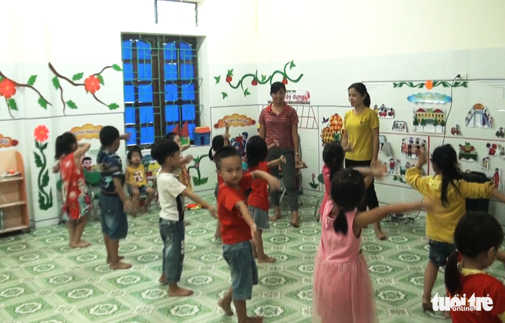Các cô giáo Nghệ An đội mưa chuẩn bị sân khấu khai giảng - Ảnh 2. Các cô giáo Nghệ An đội mưa chuẩn bị sân khấu khai giảng - Ảnh 2.