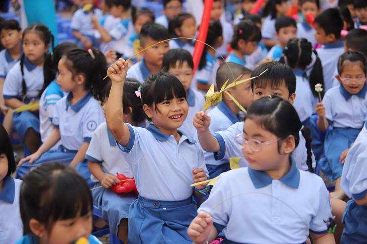 Tôi sẽ kể con nghe ngày khai giảng xưa vui không thể tả - Ảnh 1. Tôi sẽ kể con nghe ngày khai giảng xưa vui không thể tả - Ảnh 1.