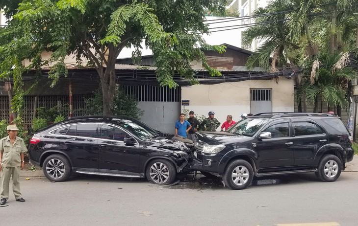 Xe hơi mất lái tông liên hoàn 4 xe máy, nhiều người bị thương - Ảnh 2.